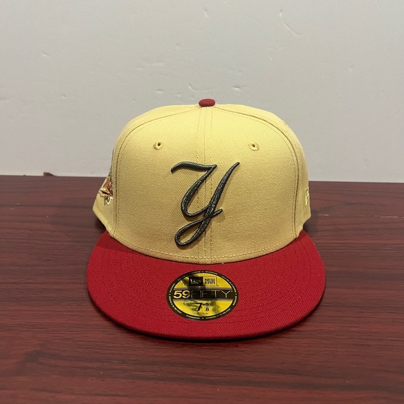 New Era, 59Fifty Fitted Hat, New York Yankees, Tan & Burgundy - Picture 1 of 11